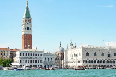Saia cedo do lago de garda, chegue a veneza de ônibus, explore a praça de são marcos, atravesse a ponte rialto e navegue pelos canais num barco privativo — passeio guiado com traslado incluso.