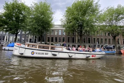 Scivola tra i canali di amsterdam con la crociera bulldog, ambiente smoke-friendly e due drink inclusi. vivi l’atmosfera locale e goditi la vista della città. prenota facilmente il tuo posto.