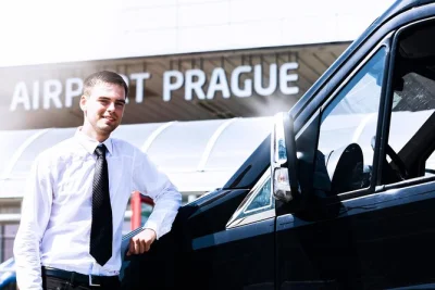 Llega a praga y relájate con un transfer compartido desde el aeropuerto václav havel hasta tu hotel, con wifi gratis, agua y guía de bolsillo. recogida fácil en llegadas.