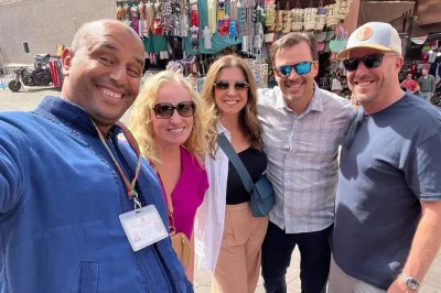 Entdecke marrakeschs lebhafte souks mit privatem guide, probiere handgemachte kunstwerke, genieße minztee und sichere dir kostenlosen teppichversand – entspanntes shopping ganz persönlich.