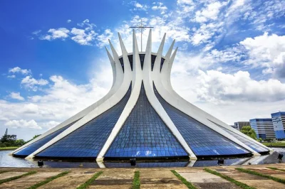 Descubre la arquitectura audaz de brasilia en un tour por la ciudad con paradas en la catedral, el congreso nacional y el modelo de lucio costa. transporte con aire acondicionado y guía local incluid