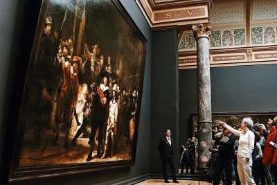 Visita il rijksmuseum di amsterdam con un piccolo gruppo e guida esperta. ammira la ronda di notte di rembrandt, la lattaia di vermeer e altro. ingresso incluso.