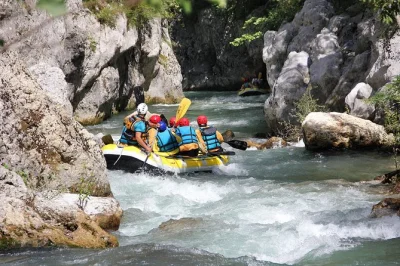 Sinta a adrenalina do rafting no cânion do rio lao, remando por gargantas selvagens com guia, seguido de almoço típico e banho. inclui equipamento completo e transporte de volta.