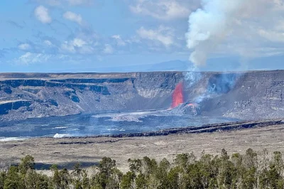 Siente el calor del kilauea, recorre selvas hasta tubos de lava antiguos y prueba chocolate local en un tour de día desde hilo—con recogida y entrada al parque incluida.