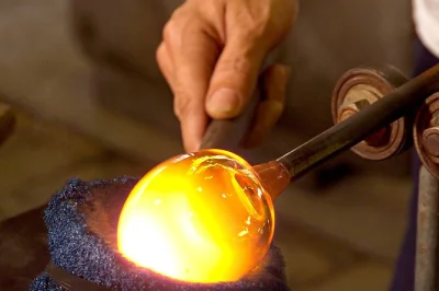 Viva a experiência do sopro de cristal em blumenau, conheça a fábrica, encontre artesãos locais e leve para casa uma taça mozart crystal. inclui visita guiada e entrada no museu.