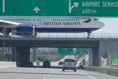 Chegue em atenas com conforto em um transfer privado em mercedes, encontre seu motorista local, receba dicas exclusivas e relaxe até seu hotel ou airbnb.