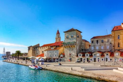 Descubre el palacio de diocleciano en split, pasea por las calles medievales de trogir y vive historias locales en este tour en grupo pequeño con guía, transporte en van y tiempo libre.