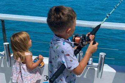 Découvrez la pêche sur les récifs de key west à bord d’un catamaran stable de 64 pieds, avec équipage, snacks, boissons et découpe du poisson inclus. réservez vite votre place.