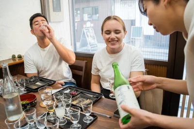 Descubre el sake en kyoto: prueba 7 variedades con un sommelier local, acompáñalas con snacks japoneses y aprende a entender las cartas de sake. incluye sala privada para degustar.