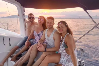 Curta o pôr do sol em barcelona a bordo de um veleiro pequeno, com bar aberto, petiscos e parada para banho. inclui skipper profissional e almofadas confortáveis.