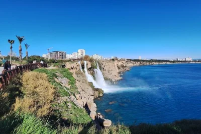 Descubra o charme do centro histórico de antalya, sinta a refrescância das cachoeiras düden, explore lojinhas locais e navegue pela costa—tudo com almoço e transporte do hotel incluídos.