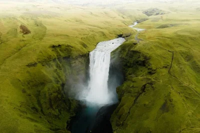 Scopri la potenza di seljalandsfoss, cammina sulla sabbia nera di reynisfjara e avvicinati al ghiacciaio sólheimajökull, con partenza da reykjavik e guida locale.