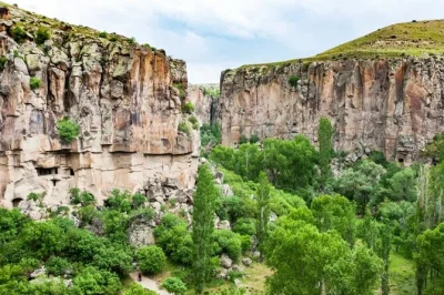 Descubre la magia tranquila de los valles de cappadocia, recorre los senderos verdes de ihlara, explora la ciudad subterránea de kaymakli y disfruta de un almuerzo en un pueblo local—con recogida i