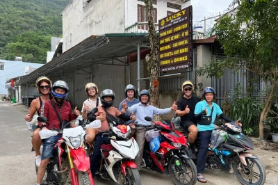 Scopri le strade selvagge di ha giang, incontra le comunità hmong e red dao e attraversa il passo ma pi leng in un tour di 4 giorni in piccolo gruppo con camere private e pasti inclusi.