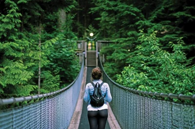 Vivez la sensation du pont suspendu de capilano, montez en téléphérique à grouse mountain et observez les saumons sauter près de vancouver. transfert hôtel et guide expert inclus.