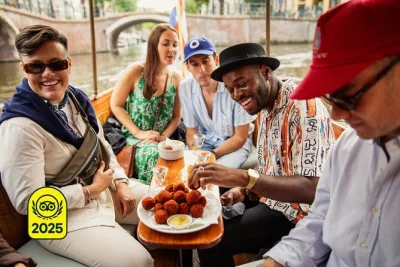 Scopri i formaggi olandesi, la torta di mele e i canali di amsterdam con un tour gastronomico e una crociera in barca d’epoca. include bevande, guida e storie locali.