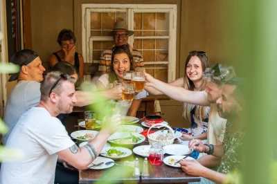 Scopri la vecchia praga con cibo tipico, birra ceca e racconti locali. passeggia tra vicoli nascosti, visita l’orologio astronomico e assapora la vera cucina. pranzo e bevande inclusi.