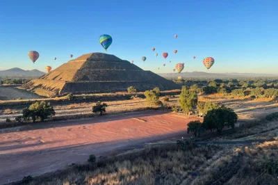 Vivi l’alba sulle piramidi di teotihuacan da una mongolfiera, poi gusta una colazione in una grotta con guida locale. include pickup e passeggiata guidata.