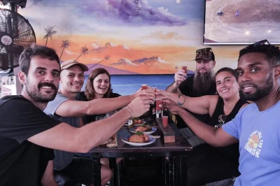 Dégustez chorreadas, ceviche caldosa et fruits de mer en bord de plage à jaco. comprend deux bières costariciennes et un shot de chiliguaro épicé.