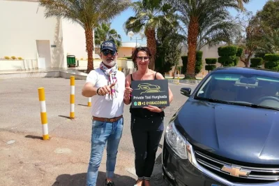 Chegando em hurghada? aproveite um transfer privado do aeroporto até seu hotel no centro, com recepção, ajuda com as malas e motorista local simpático.
