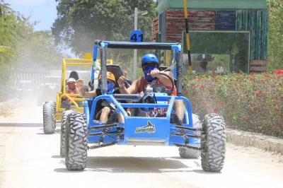 Viva a aventura em punta cana com passeio de buggy, tirolesa com splash, banho em cenote e almoço típico dominicano. inclui traslado, guias bilíngues e todo equipamento.
