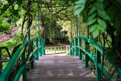 Erlebe monets welt in giverny: spaziere durch seine berühmten gärten, besuche sein haus in ruhe, mit kleingruppe, schnelleinlass und abholung ab paris.