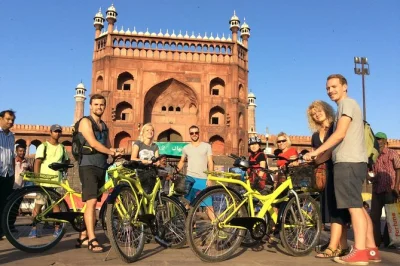 Erlebe das lebendige old delhi bei einer geführten radtour. vorbei an jama masjid, rotes fort, chandni chowk und asiens größtem gewürzmarkt – inklusive frühstück.