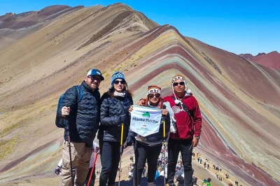 Acorde cedo em cusco para uma caminhada guiada até a rainbow mountain, com café da manhã em uma vila nas montanhas e almoço após a trilha. inclui transfer do hotel e guia especialista.