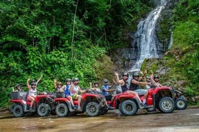 Découvrez la forêt tropicale de manuel antonio en quad, nagez sous les cascades, observez la faune et savourez un déjeuner typique costaricien. guide, équipement et transfert inclus.