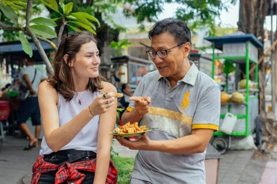 Descubre los mercados y comida callejera de bali con un guía local. tour privado con 10 degustaciones, opciones vegetarianas y paradas en puntos clave de la ciudad.