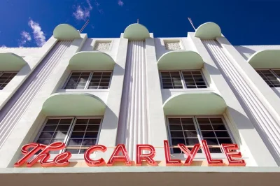 Descubre la historia vibrante de miami beach con un tour a pie por south beach, recorriendo hoteles art deco, locaciones de películas y relatos locales, guiado por un experto.