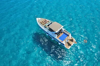 Abfahrt von trapani zu den egadi inseln favignana & levanzo, schwimmen in versteckten buchten, sizilianisches mittagessen an bord und aperitif genießen – schnorchelausrüstung inklusive.