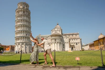 Explore a piazza dei miracoli em pisa com um tour em grupo pequeno—visite a catedral, o batistério e suba na torre inclinada. ingressos e guia local inclusos.