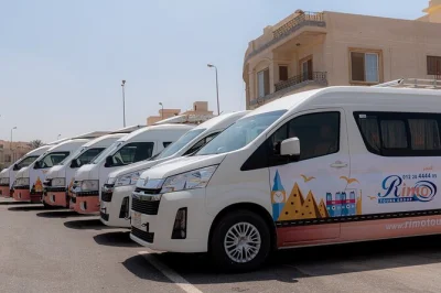 Le caire, transfert privé depuis l’aéroport avec van climatisé et assurance bagages. Évitez le stress du taxi, profitez d’un accueil personnalisé et d’un trajet confortable. réservez à to