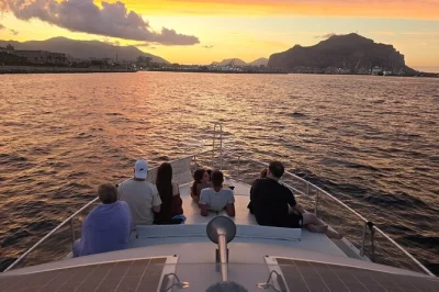 Palermo erleben bei einer bootstour zum sonnenuntergang mit sizilianischem streetfood, aperol spritz, schnorchelausrüstung und entspannter atmosphäre. getränke & snacks inklusive.