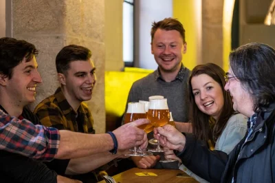 Disfruta de cervezas artesanales checas en el casco antiguo y nuevo de praga con un sommelier local. incluye 5 catas, mapa digital de cervezas y consejos útiles para tu visita.