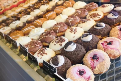 Scopri i migliori donut di dublino con una guida locale, assaggiando dolci artigianali e ascoltando storie della città in una passeggiata facile e gustosa.