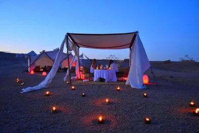 Vivez une balade au coucher du soleil à dos de chameau dans le désert d’agafay près de marrakech, puis savourez un dîner marocain sous les étoiles. transfert hôtel, transport et guide local in