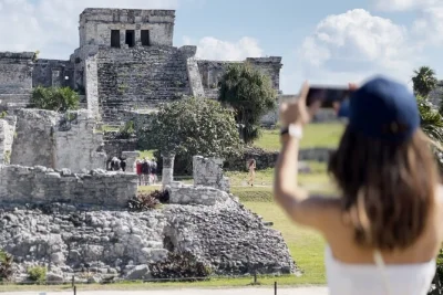 Explore as ruínas maias de tulum, nade nas águas cristalinas do cenote mariposa e aproveite a animada quinta avenida em playa del carmen com almoço e transporte incluso em cancun.