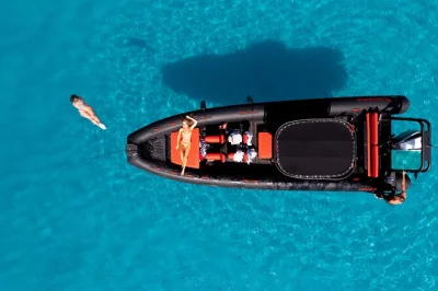 Siente la brisa del adriático en un tour en lancha rápida desde zadar con snorkel, paseos por la isla de ošljak y momentos de calma en ugljan. incluye equipo, wifi y guía local.