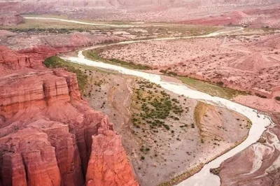 Descubre los colores salvajes de la quebrada de las conchas, disfruta del vino torrontés de cafayate y recorre pintorescos pueblos con guía local y traslado desde salta.