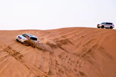 Erlebe eine private wüstensafari ab doha mit sandboarding, kamelreiten und blick aufs meer. inklusive abholung, zertifiziertem fahrer und wasserflaschen.