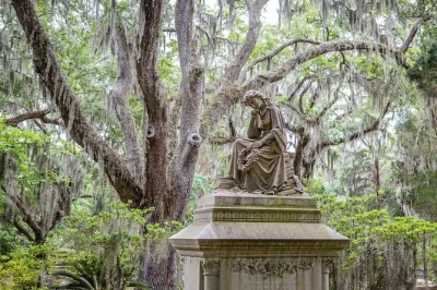 Découvrez le cimetière bonaventure sous ses chênes moussus, explorez l’allée de chênes de wormsloe et savourez les cookies de byrd – avec prise en charge depuis le centre historique de savann