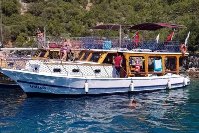 Descubre las calas e islas de fethiye, nada en aguas cristalinas, disfruta de comida casera y té en un paseo en barco familiar. incluye wi-fi, equipo de snorkel y recogida.