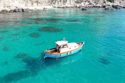 Découvrez la côte de cagliari en gozzo, avec apéritif typique, pauses baignade et anecdotes d’un guide local. matériel de snorkeling et boissons inclus. groupes réduits pour plus de confort.