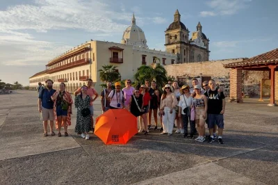 Découvrez cartagena, ses remparts et le quartier animé de getsemaní avec un guide local. histoires authentiques, street art, douceurs traditionnelles et conseils inclus dans cette visite à pied en