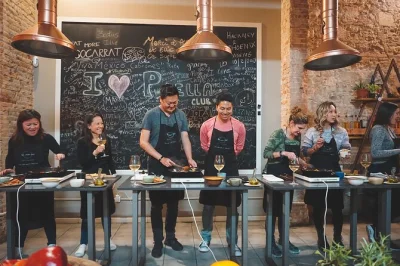 Descubra barcelona com uma aula prática de paella, vinho catalão à vontade e um jantar de cinco pratos. grupos pequenos, chefs experientes e opções para dietas especiais.