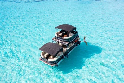 Sinta a energia da lagoa de moorea em um passeio de lounge flutuante. nade com tubarões de ponta negra, raias e peixes coloridos. inclui equipamento de snorkel, frutas frescas e bebidas.