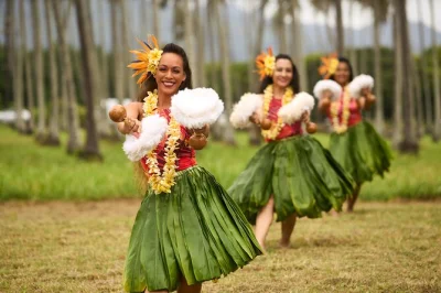 Vivi l’accoglienza con lei, sorseggia un mai tai e gusta piatti hawaiani tradizionali al luau ka hikina di kauai. cena a buffet, open bar e spettacolo di hula dal vivo inclusi.