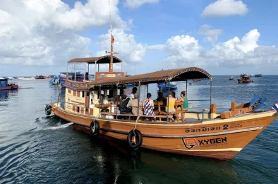 Nagez dans les criques les plus limpides de koh tao, repérez les requins de récif, savourez sandwiches et panna cotta, et profitez d’une équipe sympa. navette hôtel et guide inclus.